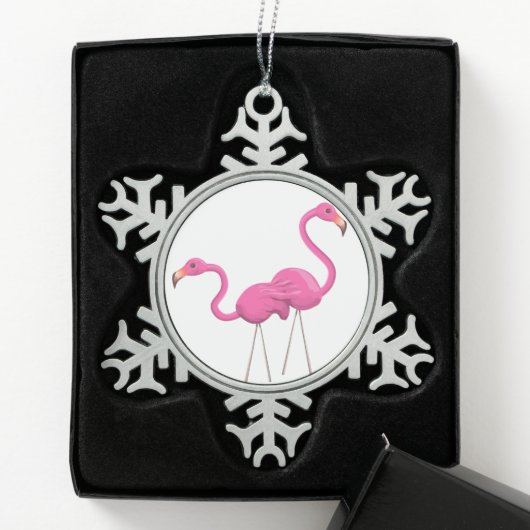 Twee roze lamingos die samen staan tin sneeuwvlok ornament (Kistje)