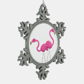 Twee roze lamingos die samen staan tin sneeuwvlok ornament (Links)