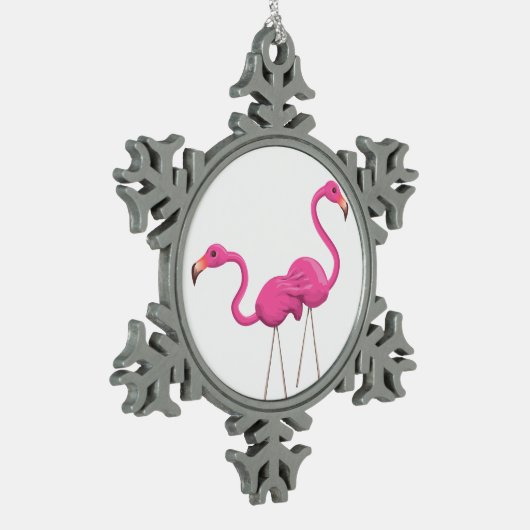 Twee roze lamingos die samen staan tin sneeuwvlok ornament (Links)