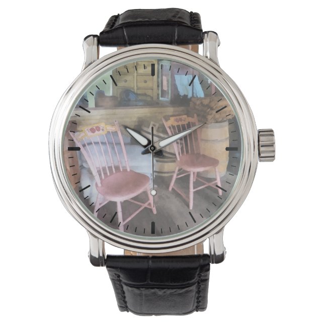 Twee roze stoelen in algemene winkel horloge (Voorkant)