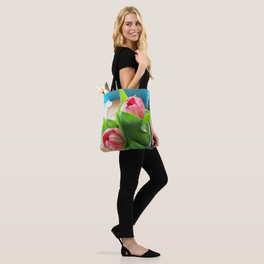 twee roze tulpen op een all-over gedrukte canvas t tote bag (Op model)