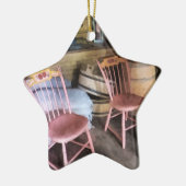 Twee roze voorzitters in het algemeen keramisch ornament (Links)