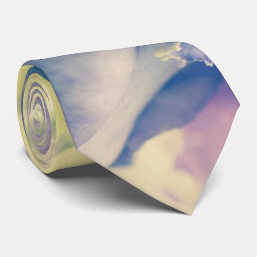 Twee rozen achter een glas stropdas (Opgerold)