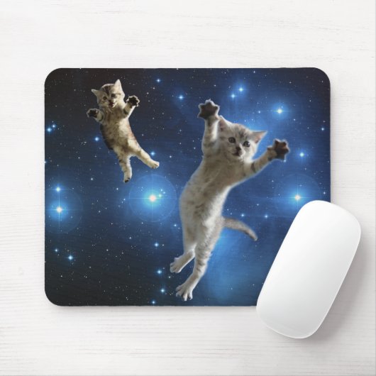 Twee ruimtekatten rond melkweg muismat (Met muis)
