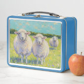 Twee schapen in veld metalen lunchbox (In situ)