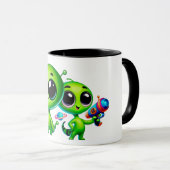 Twee schattige aliens met pistolen. mok (Voorkant rechts)