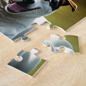 Twee schattige honden rennen in het gras en spelen legpuzzel (Zijkant)
