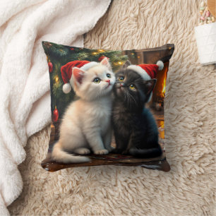 Twee schattige kerstkatjes met kerstmannenhoeden kussen