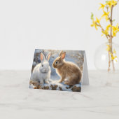 Twee Schattige Konijnenkonijnen Bruine Witte Sneeu Kaart (Gele Bloem)