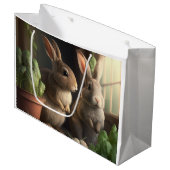 Twee schattige konijntjes in schuur groot cadeauzakje (Voorkant Gekanteld)