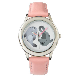 Twee schattige speelse cartoon zadelrobben kijken horloge