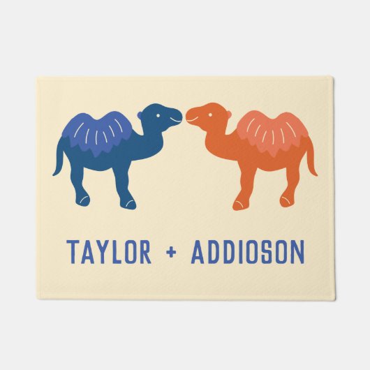 Twee Schattigee Cartoon Camels koppels gepersonali Deurmat (Voorkant)