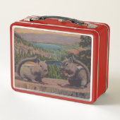 Twee Schattigee Chipmunks op Log Mountains Lake (Achterkant)