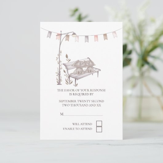 Twee Schattigee Katten op Parkbank RSVP Bruiloft (Staand voorkant)