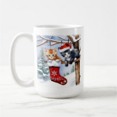 Twee Schattigee Kittens Kerstkous en Santa Hat Koffiemok (Links)