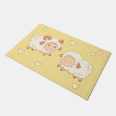 Twee Schattigee kleine schapenrammen op geel Deurmat (Schuin)