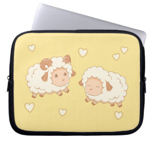 Twee Schattigee kleine schapenrammen op geel Laptop Sleeve