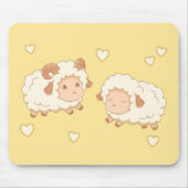 Twee Schattigee kleine schapenrammen op geel Muismat (Voorkant)