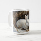 Twee Schattigee Konijnenkonijnen Snuggled in de Sn Koffiemok (Voorkant links)