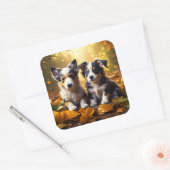 Twee Schattigee Puppies spelen in herfst bladeren Vierkante Sticker (Envelop)