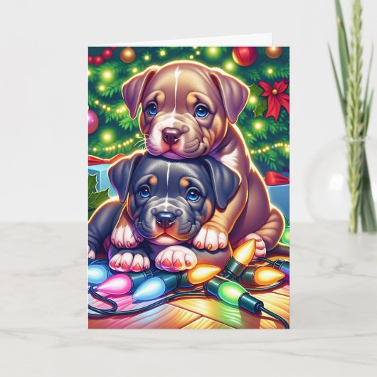 Twee Schattigee Puppies spelen onder de kerstboom Feestdagen Kaart (Voorkant)
