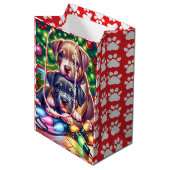 Twee Schattigee Puppies spelen onder de kerstboom Medium Cadeauzakje (Voorkant Gekanteld)