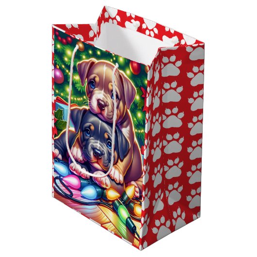 Twee Schattigee Puppies spelen onder de kerstboom Medium Cadeauzakje (Voorkant Gekanteld)