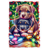 Twee Schattigee Puppies spelen onder de kerstboom Medium Cadeauzakje (Voorkant)