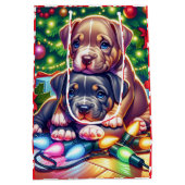 Twee Schattigee Puppies spelen onder de kerstboom Medium Cadeauzakje (Achterkant)