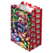 Twee Schattigee Puppies spelen onder de kerstboom Medium Cadeauzakje (Achterkant Gekanteld)