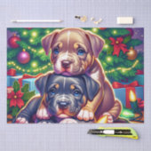 Twee Schattigee Puppies spelen onder de kerstboom Tissuepapier (Craft)