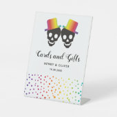 Twee schedel, kleurrijke confetti homobruiloft reclamebord met voetstuk (Voorkant)