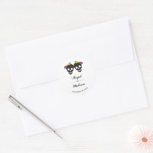 Twee schedelbruinen regenboogkleuren lesbische bru ronde sticker (Envelop)