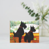 Twee Scottie Dogs die wachten op de kerstman Feestdagenkaart (Staand voorkant)