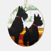 Twee Scottie Dogs die wachten op de kerstman Keramisch Ornament (Links)