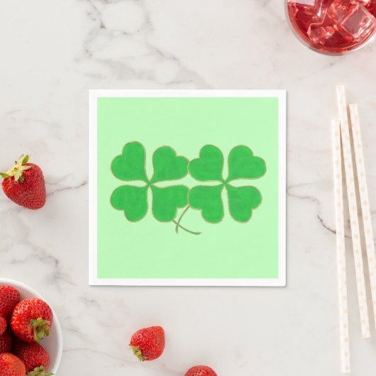 Twee shamrocks getrimd in Gold Paper Napkins Servetten (Insitu)