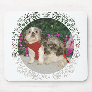 Twee Shih Tzus in een tuin Muismat
