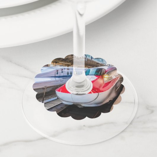 Twee Shinkansen op het Tokyo-station Wijnglaslabel (Dichtbij)