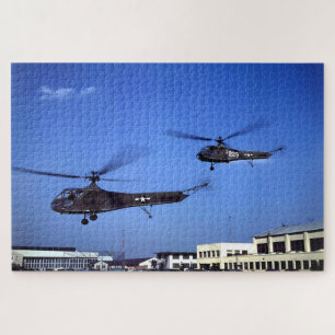 Twee Sikorsky YR-4B helikopters tijdens de vlucht Legpuzzel