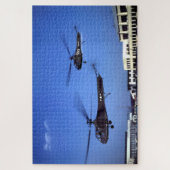 Twee Sikorsky YR-4B helikopters tijdens de vlucht Legpuzzel (Verticaal)