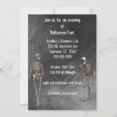 Twee skeletten lopen door het gevlekte bos kaart (Achterkant)