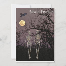 Twee skeletten lopen door het gevlekte bos kaart