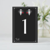 Twee smoking met rode roos gay bruiloft tafelnumme kaart (Staand voorkant)