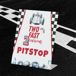 Twee Snel 2e verjaardag Jongen Racen Auto Pitstop Reclamebord Met Voetstuk