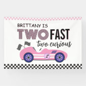 Twee Snel Twee Nieuwsgierig Roze Race Auto Verjaar Spandoek (Horizontaal)