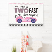 Twee Snel Twee Nieuwsgierig Roze Race Auto Verjaar Spandoek (Insitu)