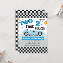 Twee snelle 2 nieuwsgierige Blue Racecar Boy Birth Kaart
