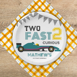 Twee snelle 2 nieuwsgierige race auto 2e verjaarda papieren bordje