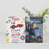 Twee snelle 2 nieuwsgierige rode 2e verjaardag fot kaart (Staand voorkant)