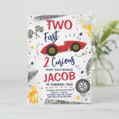 Twee snelle 2 nieuwsgierige rode 2e verjaardag kaart (Staand voorkant)